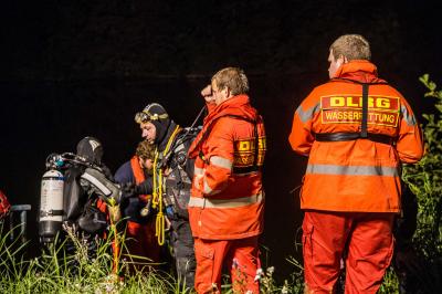 Esslingen: Person faellt in Neckar - Passant will helfen, findet ihn nicht mehr - Suchaktion der Rettungskraefte